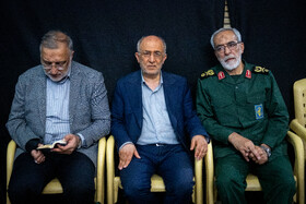 حسین نجات، جانشین فرمانده قرارگاه ثارالله و  علیرضا زاکانی، شهردار تهران در مراسم چهلمین روز شهادت سردار باقری