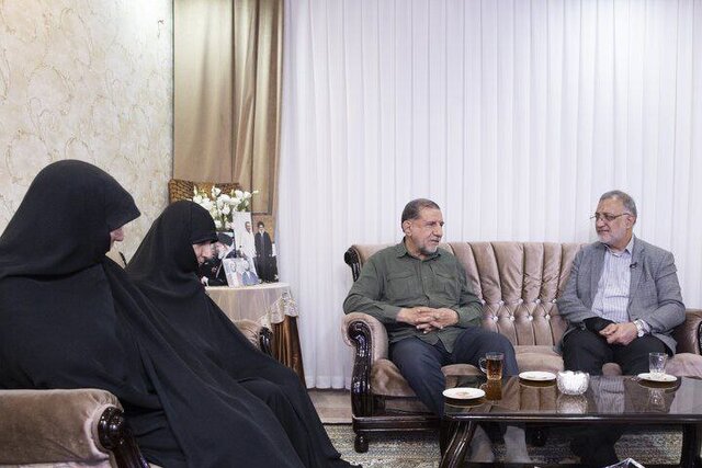دیدار زاکانی با خانواده شهیدان «سردار محقق» و «منصورهزارجریبی»