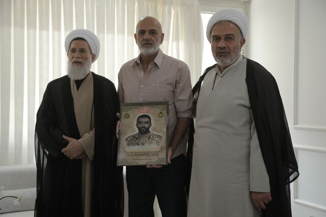 دیدار رئیس سازمان عقیدتی سیاسی ارتش با خانواده‌ شهید هزارجریبی