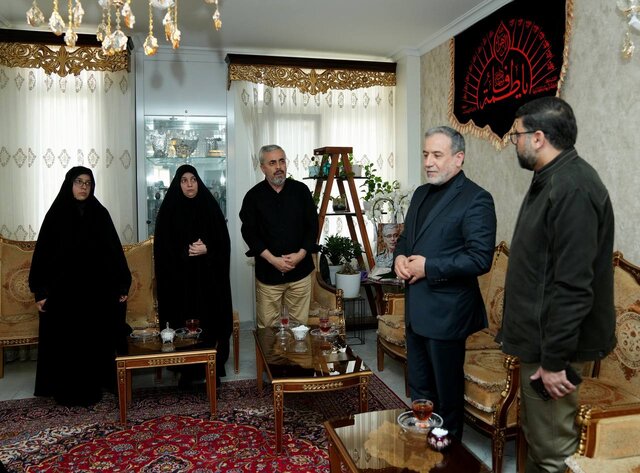 دیدار عراقچی با خانواده شهید باقری