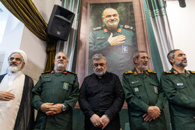 سردار حسین اشتری و سردار محمد پاکپور، فرمانده سپاه پاسداران در مراسم چهلمین روز شهادت سپهبد حسین سلامی