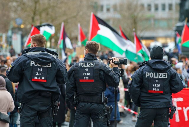 اعتراض صدها نفر از حامیان فلسطین در آتن و آلمان علیه نسل کشی در غزه