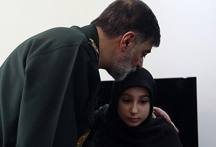 دیدار سردار رادان با ۴ خانواده شهدای انتظامی در دفاع مقدس ۱۲ روزه