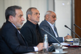 مسعود پزشکیان، رییس جمهور و سیدعباس عراقچی، وزیر خارجه در جمع مدیران ارشد وزارت امور خارجه