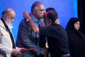 تجلیل از برگزیدگان توسط علیرضا زاکانی، شهردار تهران در مراسم رونمایی از تاکسی برخط شهرزاد