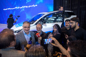 علیرضا زاکانی، شهردار تهران در جمع خبرنگاران در مراسم رونمایی از تاکسی برخط شهرزاد