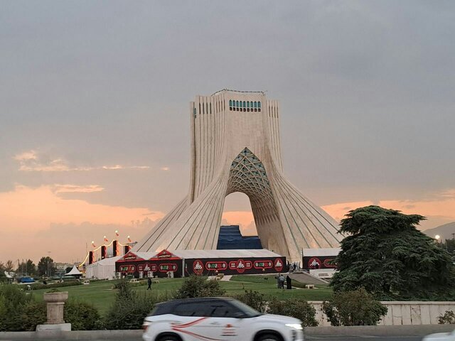 میراث فرهنگی ممنوع کرد اما «برج آزادی» خلوت نشد!