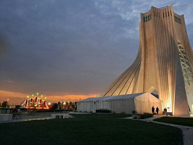 میراث فرهنگی ممنوع کرد اما «برج آزادی» خلوت نشد!