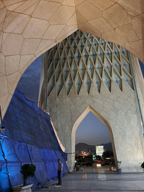 میراث فرهنگی ممنوع کرد اما «برج آزادی» خلوت نشد!