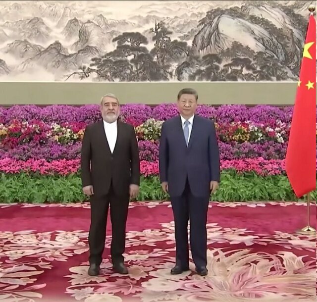 رحمانی فضلی استوارنامهاش را به رئیسجمهور چین تقدیم کرد