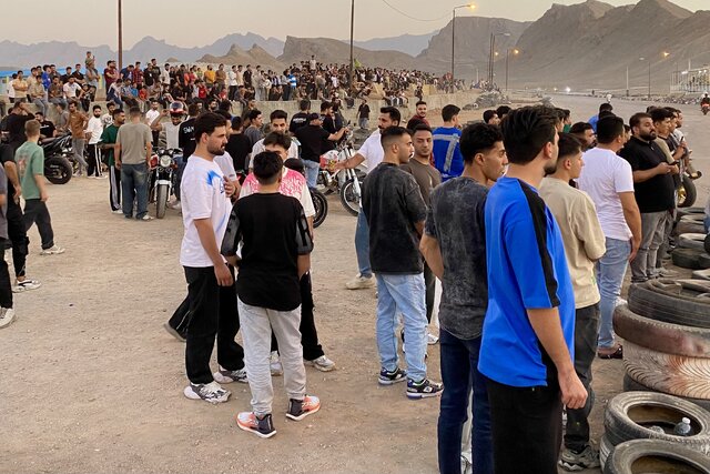 پیست موتورسورای یزد؛سبقت سرعت از امکانات / احترام سنگین سواران به قانون