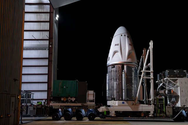 انتقال کپسول «دراگون» به سکوی پرتاب در آستانه ماموریت «کرو-۱۱» انتقال کپسول «دراگون» به سکوی پرتاب در آستانه ماموریت «کرو-۱۱»