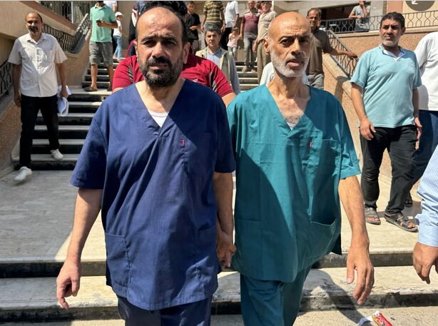 دکتر محمد ابو سلمیه، رئیس بیمارستان الشفاء (سمت چپ) تعداد پزشکان و کادر درمان بازداشتشده در غزه رو به افزایش است