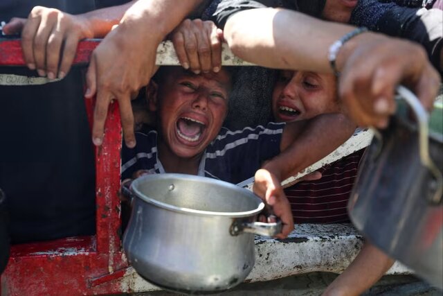 فایننشال تایمز: غذا در غزه آنقدر کمیاب است که دیگر پول هم به کار نمی‌آید