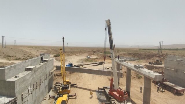 تصویر تزیینی است اجرای عملیات تکمیل چهار خطه کردن قطعه آخر بزرگراه قم - نیزار