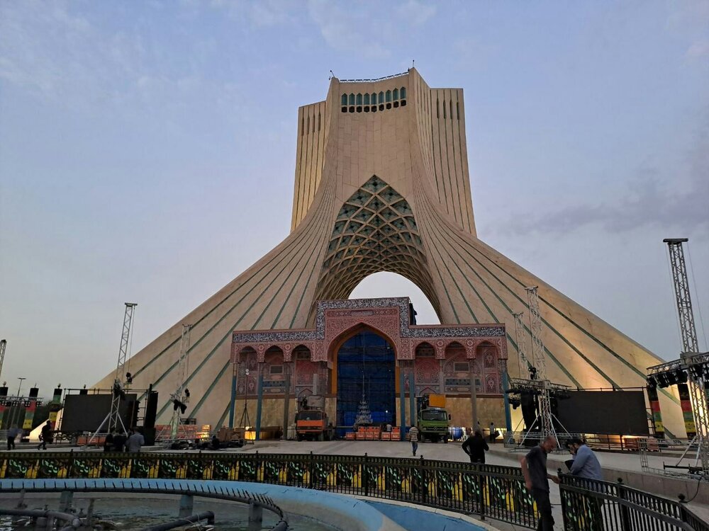 میراث فرهنگی ممنوع کرد اما «برج آزادی» خلوت نشد!