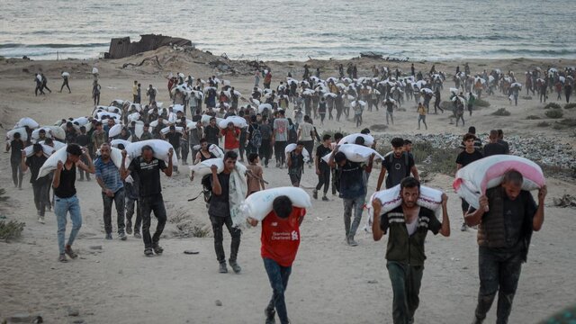 فلسطینیها در منطقه السودانیه شهر غزه در حال حمل کمکهای دریافتی، ۲۰ ژوئیه ۲۰۲۵ دزدها و باندهای خلافکار، اسلحه اشغالگران، عامل تشدید فاجعه انسانی در غزه