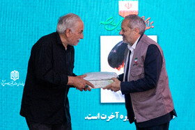  تقدیر از پدر شهید عجمیان توسط علیرضا کاظمی، وزیر آموزش و پرورش در آیین افتتاحیه طرح شهید عجمیان