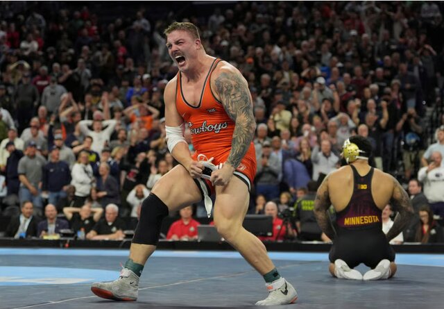 خلبان آمریکایی رقیب امیرحسین زارع روی تشک کشتی