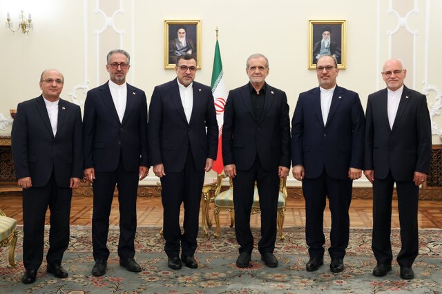 دیدار سفرای جدید ایران با پزشکیان دیدار سفرای جدید ایران با پزشکیان