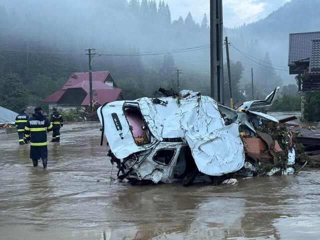 سیل در رومانی صدها نفر را آواره کرد+عکس