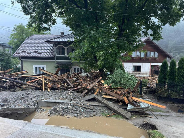 سیل در رومانی صدها نفر را آواره کرد+عکس