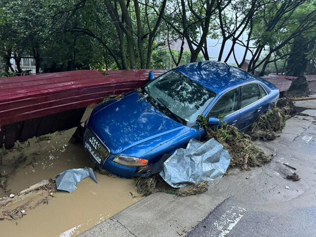 سیل در رومانی صدها نفر را آواره کرد+عکس