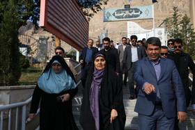 حضور فرزانه صادق، وزیر راه و شهرسازی و محمدعلی طالبی، استاندار کرمان در گلزار شهدای کرمان