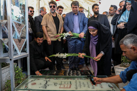 حضور فرزانه صادق، وزیر راه و شهرسازی و محمدعلی طالبی، استاندار کرمان در گلزار شهدای کرمان
