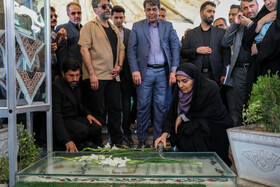 حضور فرزانه صادق، وزیر راه و شهرسازی و محمدعلی طالبی، استاندار کرمان در گلزار شهدای کرمان