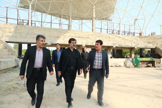 بازدید استاندار قم از ورزشگاه پردیسان و صحن شرقی حرم مطهر