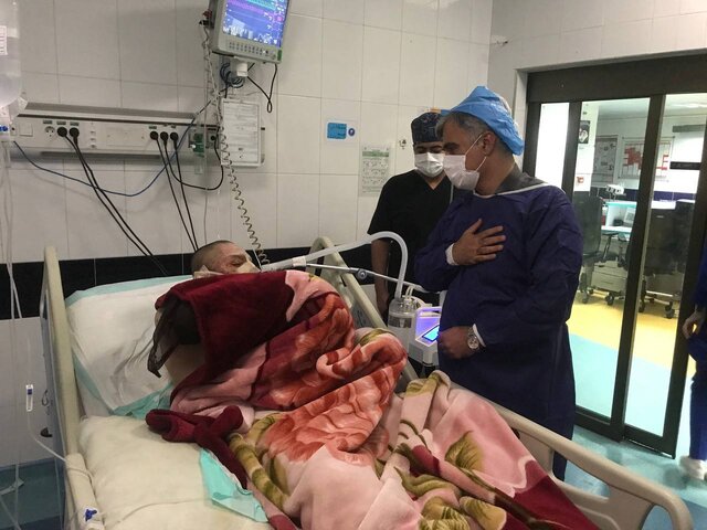 عیادت فرماندار سنندج از مصدومان حادثه آتش‌سوزی آبیدر / سجادی: فداکاری این جوانان برگ زرینی در تاریخ پاسداری از طبیعت است