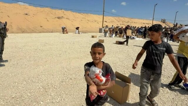 امیر کودک فلسطینی پس از دریافت کمک وقبل از شهادت نظامی سابق آمریکا: سربازان کودک گرسنه فلسطینی را دقایقی پس از دریافت کمک کشتند