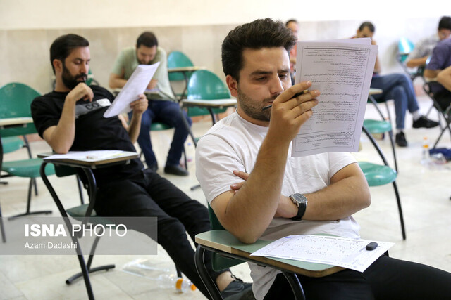 عکس تزئینی است. اعتراض جمعی از داوطلبان آزمون استخدامی آموزش و پرورش به سهمیهها