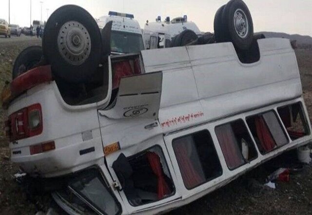 مصدوم شدن ۱۴ نفر در واژگونی مینی‌بوس حامل تیم کشتی در گردنه صلوات‌آباد