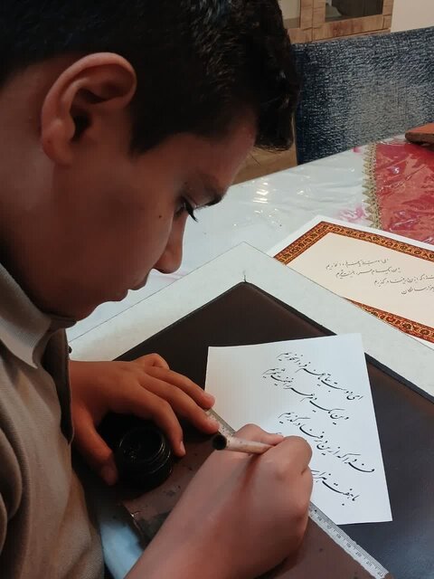 هنرمند ملایری؛ رکورددار جوان‌ترین دارنده مدرک فوق ممتاز خوشنویسی کشور