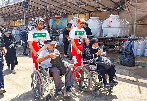 عکس دریافتی از جمعیت هلال احمر. توصیههای توانبخشی به زائران سالمند و دارای معلولیت در پیادهروی اربعین