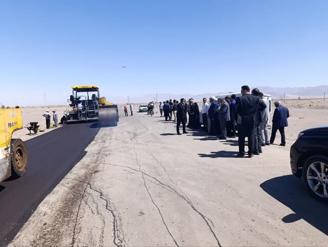 عملیات آسفالت و دوبانده‌شدن جاده نوق رفسنجان آغاز شد 