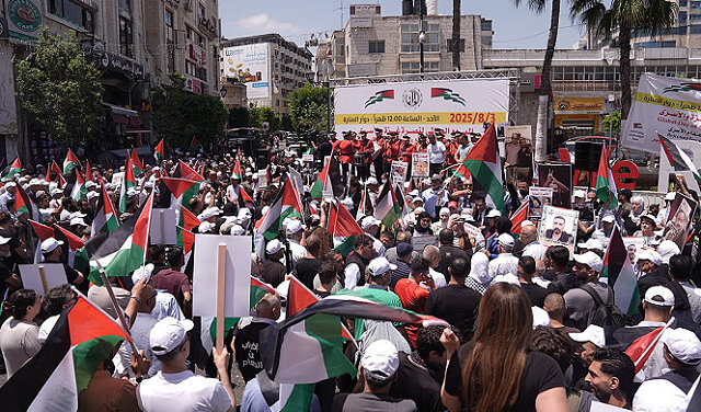 تظاهرات ضد صهیونیستی هزاران نفر از فلسطینیان در کرانه باختری