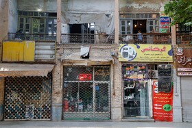 برخی از مغازه های خیابان طالقانی با توجه به قدمت بنا کمتر مورد استفاده قرار میگیرند.