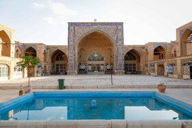 مسجد رحیم خان یکی از بزرگترین مساجد اصفهان مربوط به دوره قاجار است که معماری ایرانی اسلامی چهار ایوانی دارد.