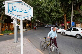 خیابان آیت‌الله طالقانی حدفاصل خیابان آیت‌الله کاشانی و میدان امام حسین(ع) واقع شده است. این خیابان به خاطر بافت قدیمی و مغازه‌هایی با سردرهای به سبک دوران صفوی که هنوز هم زیبایی خود را حفظ کرده‌ است.