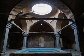 ساختمان مسجد رحیم‌خان به سال ۱۲۹۰ هجری قمری شروع و در ۱۳۰۴ هجری به پایان رسید. شیوه معماری، خطوط و تزئینات مسجد رحیم‌خان شباهت بسیاری با مسجدسید اصفهان دارد.