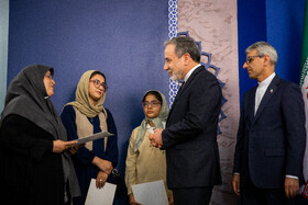 تقدیر از خانواده شهید «نیما رجب‌پور » سردبیر شبکه خبر صدا و سیمای جمهوری اسلامی ایران توسط سید عباس عراقچی، وزیر امور خارجه در حاشیه جلسه هفتگی سخنگوی وزارت امور خارجه 