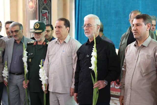 ادای احترام وزیر کشور به شهدای گمنام در ایلام