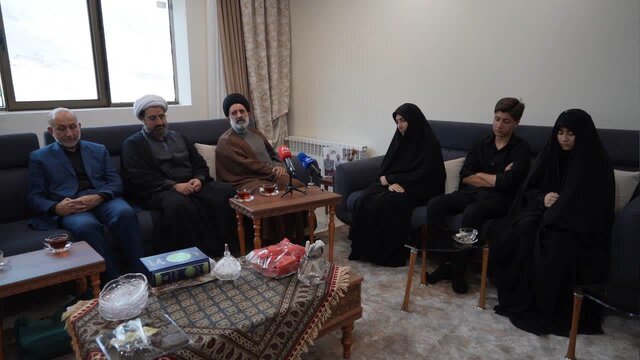 دیدار حجت‌الاسلام موسوی مقدم با خانواده شهید سرتیپ جواد جورسرا