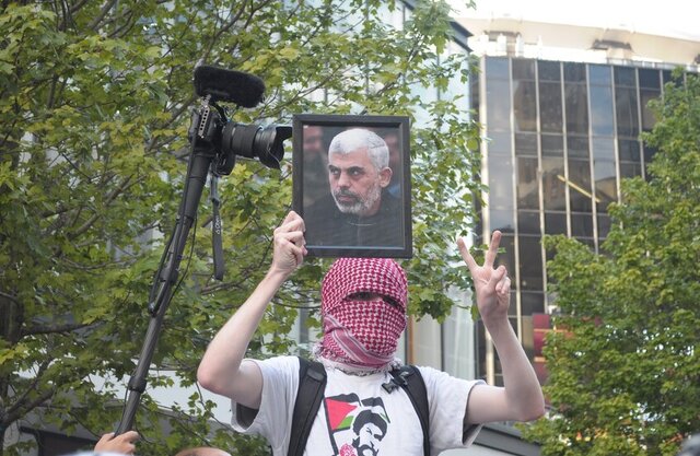 حمایت از السنوار در تظاهراتی در منهتن خشم لابی صهیونیست از پیام تبریک بیمارستانی در آلمان به مناسبت تولد نوزادی با نام «یحیی السنوار»