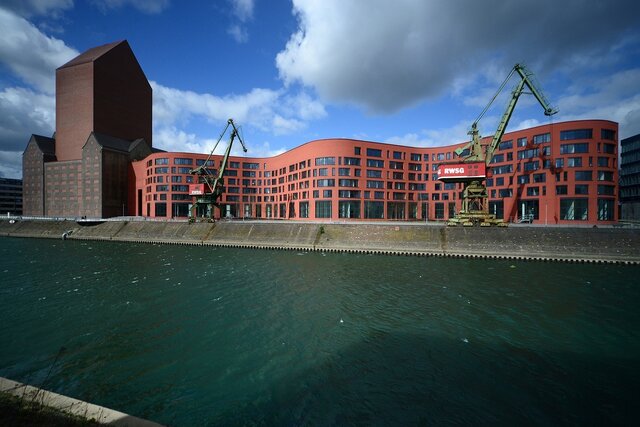 برج ۲۳ طبقه بدون پنجره؛ راز بزرگ ماجرا چیست؟ + تصاویر