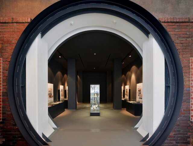 برج ۲۳ طبقه بدون پنجره؛ راز بزرگ ماجرا چیست؟ + تصاویر