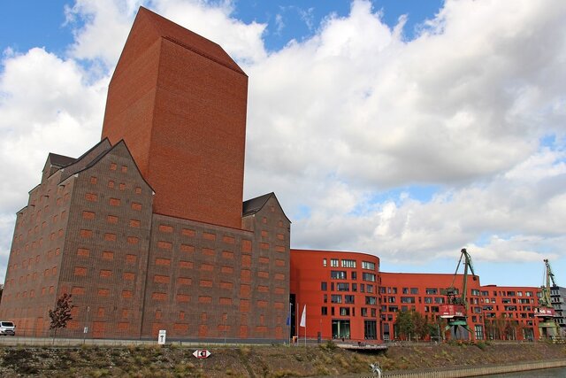 برج ۲۳ طبقه بدون پنجره؛ راز بزرگ ماجرا چیست؟ + تصاویر